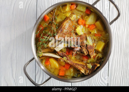 Hiver délicieux agneau islandais de la soupe aux légumes et épices ou kjotsupa dans une casserole en acier inoxydable le moule sur une table en bois, recette authentique, Banque D'Images