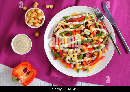 Salade colorée délicieux fromage, salami de mini saucisses coupes, asperges, maïs, poivron rouge, croûtons et sauce maison de la moutarde, Banque D'Images