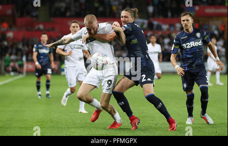 Swansea City's Oli McBurnie détient au large de Leeds United Luke Ayling pendant le ciel parier match de championnat au Liberty Stadium, Swansea. Banque D'Images