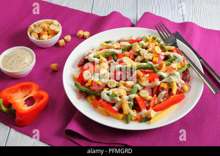 Délicieux salade d'hiver coloré de fromage, salami, saucisses mini tranches d'asperges, maïs, poivron rouge, croûtons et sauce maison de grain entier mu Banque D'Images