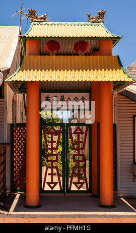 Broome, WA, Australie - Novembre 29, 2009 style Chinois : porte d'entrée de vermilion Centre communautaire chinois est petit avec des statues de dragon sur le coin d Banque D'Images