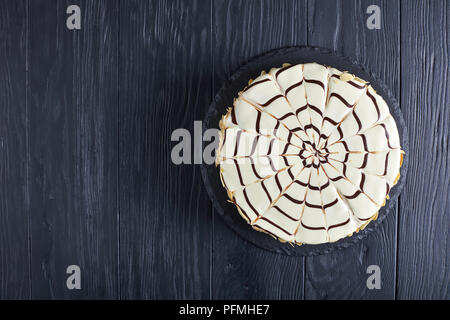 Esterhazy torte classique sur plaque en ardoise noire sur la table en bois noir, horizontal Vue de dessus Banque D'Images