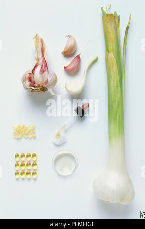 L'allium sativum, ail, girofle, bulbe et de la tige de la plante fraîche, et transformés, y compris l'ail girofle haché, de sirop et de perles, vue de dessus. Banque D'Images
