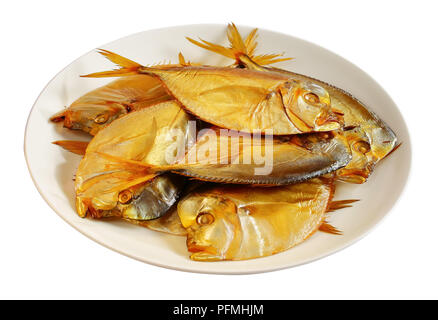 De délicieux poissons lune fumé à froid sur plaque blanche isolé sur fond blanc, côté Vue du dessus, close-up Banque D'Images