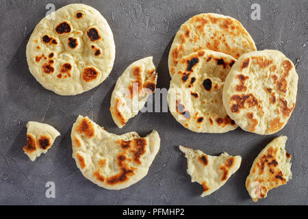 Doux délicieux pain pita frit fraîchement sur table béton horizontal, vue de dessus Banque D'Images