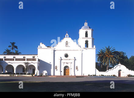 États-unis, Californie, San Diego, façade blanchie à la chaux de Mission San Luis Rey de Francia, construit en 1798 Banque D'Images