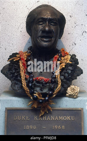États-unis, Californie, Huntington Beach, buste de Duke Kahanamoku, pionnier du surf, front view Banque D'Images