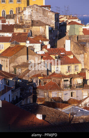 Portugal, Lisbonne, Alfama, vue sur les toits de Miradouro de Santa Luzia Banque D'Images