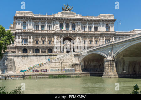 ROME, ITALIE - 22 juin 2017 : la vue étonnante de la Cour Suprême de Cassation et Tibre dans la ville de Rome, Italie Banque D'Images