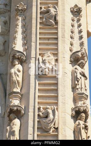 La Grande-Bretagne, l'Angleterre, l'abbaye de Bath, Somerset, détail de façade de pierre anges escalade l'échelle de Jacob au ciel Banque D'Images