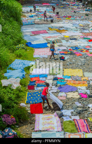 Séchage des vêtements femmes lavés sur une rivière, l'île de São Tomé, São Tomé et Príncipe Banque D'Images