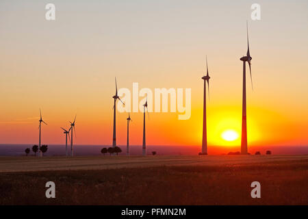 Silhouettes d'éoliennes au coucher du soleil, Paderborn, Ostwestfalen, parc naturel de la forêt de Teutoburg/Parc Eggegebirge Banque D'Images