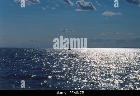 La Nouvelle Angleterre, Rhode Island, le voilier dans les eaux au large de Scarborough Beach, Sunset Banque D'Images