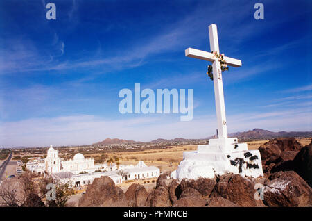 USA, Arizona, nr Tuscon, Santa Cruz Valley, cruxifix sur une colline donnant sur la mission San Xavier del Bac Banque D'Images