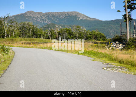 Franconia Ridge et Eagle Cliff (milieu) de Cannon Mountain parking dans Franconia, New Hampshire pendant les mois d'été. Le sentier des Appalaches Banque D'Images