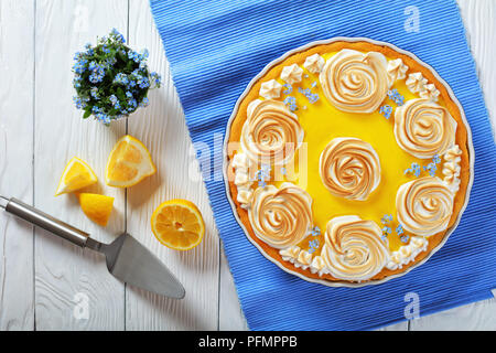 Tarte au citron classique - Pâtisserie croustillante avec un remplissage de citron meringue décoré de roses et de fleurs fraîches comestibles. bouquet de forget-me-not et ca Banque D'Images