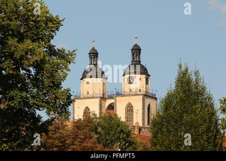 Blick auf die Kirchtürme der Stadtkirche im Zentrum von Lutherstadt-Wittenberg Banque D'Images