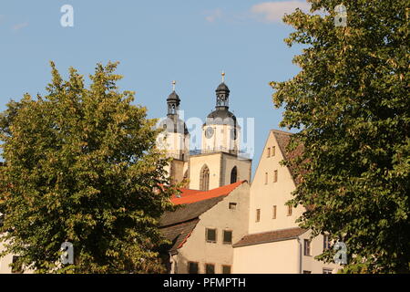 Blick auf die Kirchtürme der Evangelischen Stadtkirche Saint Marien im Zentrum von Lutherstadt-Wittenberg en Sachsen Anhalt Banque D'Images