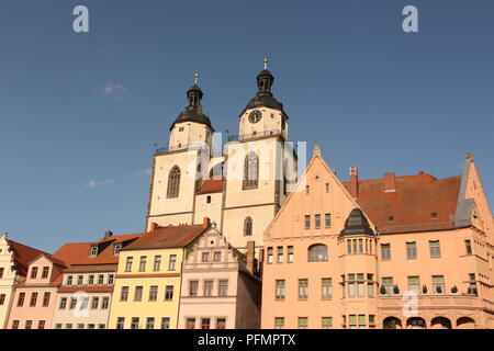 Blick auf die Kirchtürme der Evangelischen Stadtkirche Saint Marien im Zentrum von Lutherstadt-Wittenberg en Sachsen Anhalt Banque D'Images