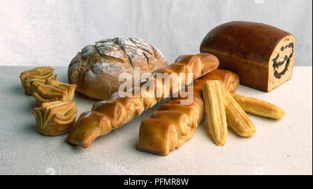 Une sélection de pains américains, dont San Francisco sourdough bread rolls, fan tan, Parker House rolls, du pain aux raisins et cannelle corn sticks, close-up Banque D'Images