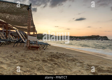 Lever du soleil sur la plage de Kalamitsi à péninsule Sithonia, Halkidiki, Macédoine Centrale, Grèce Banque D'Images