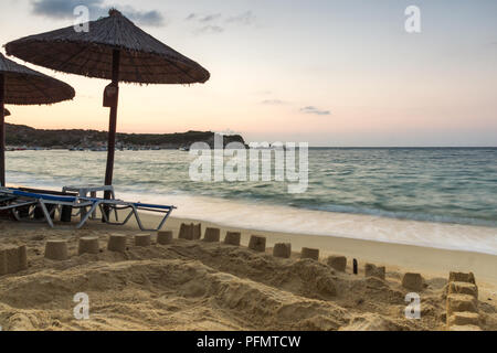 Lever du soleil sur la plage de Kalamitsi à péninsule Sithonia, Halkidiki, Macédoine Centrale, Grèce Banque D'Images