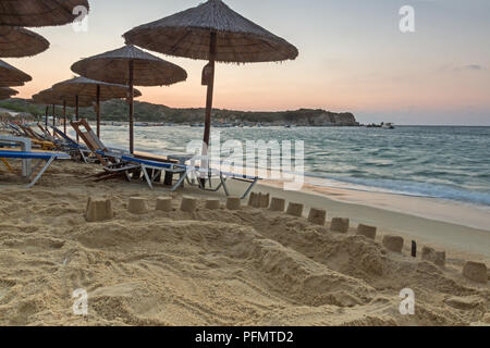 Lever du soleil sur la plage de Kalamitsi à péninsule Sithonia, Halkidiki, Macédoine Centrale, Grèce Banque D'Images