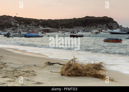 Lever du soleil sur la plage de Kalamitsi à péninsule Sithonia, Halkidiki, Macédoine Centrale, Grèce Banque D'Images