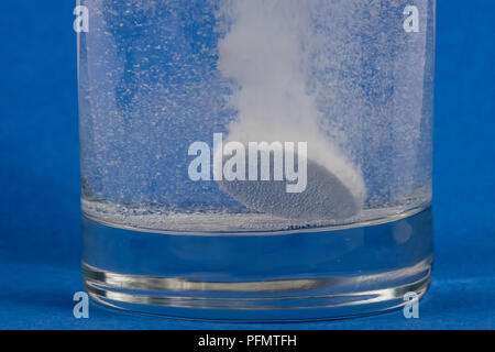 Effervescent Comprimé à dissoudre dans un verre d'eau Banque D'Images