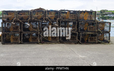 Des casiers à crabe ou homard empilés sur un quai dans la région de West Cork, Irlande. Banque D'Images