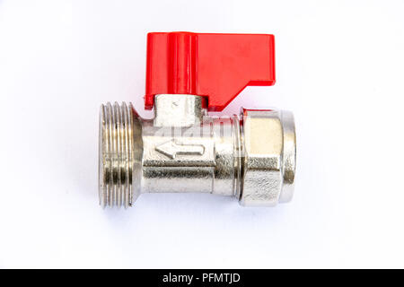 Machine à laver de l'eau chaude du robinet d'isolement sur un fond blanc Banque D'Images