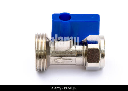 Lave-linge l'eau froide du robinet d'isolement sur un fond blanc Banque D'Images