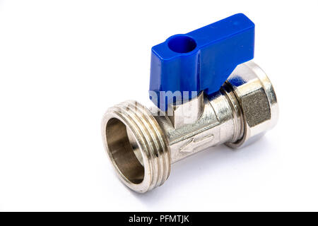 Lave-linge l'eau froide du robinet d'isolement sur un fond blanc Banque D'Images