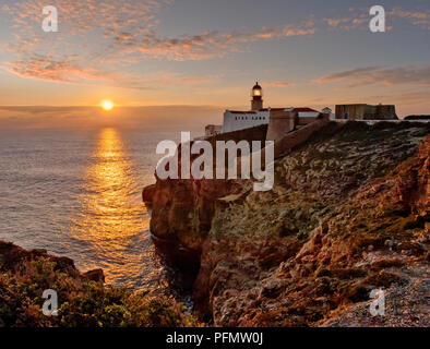 Cabo de Sao Vicente phare au coucher du soleil, de l'Algarve, Portugal Banque D'Images