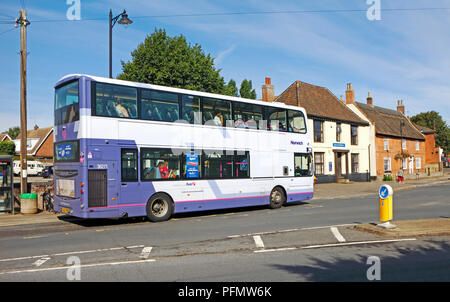 Un double-decker bus à un arrêt de bus dans la rue de la petite ville de marché de l'ACLE, Norfolk, Angleterre, Royaume-Uni, Europe. Banque D'Images