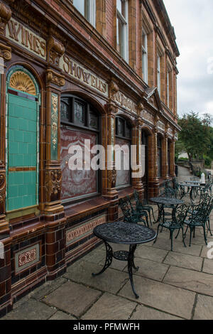 Le Lion Rouge était une fois un groupe de pub à Stoke-on-Trent. Supprimée et reconstruite pierre par pierre, le bâtiment est entièrement fonctionnement servant nourriture et boissons Banque D'Images