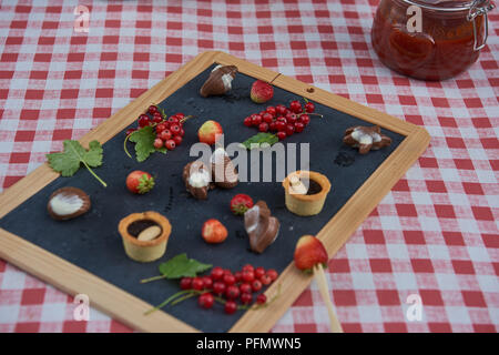 Cupcakes fraise groseille rouge sur tableau noir Banque D'Images