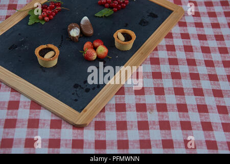 Cupcakes fraise groseille rouge sur tableau noir Banque D'Images