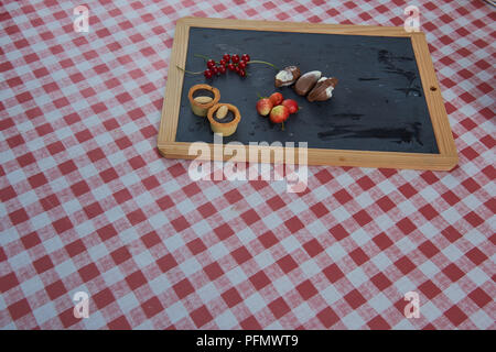 Cupcakes fraise groseille rouge sur tableau noir Banque D'Images