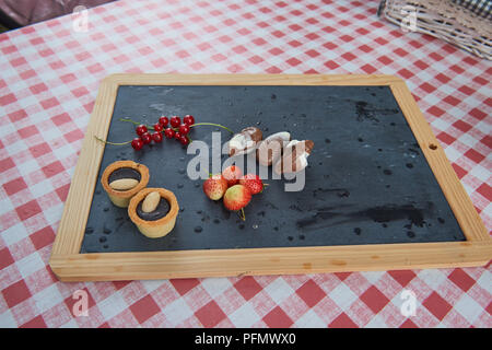 Cupcakes fraise groseille rouge sur tableau noir Banque D'Images