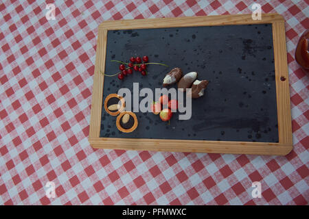 Cupcakes fraise groseille rouge sur tableau noir Banque D'Images