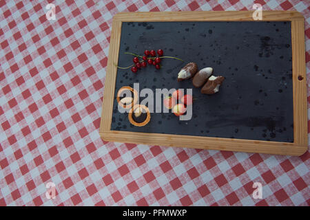 Cupcakes fraise groseille rouge sur tableau noir Banque D'Images