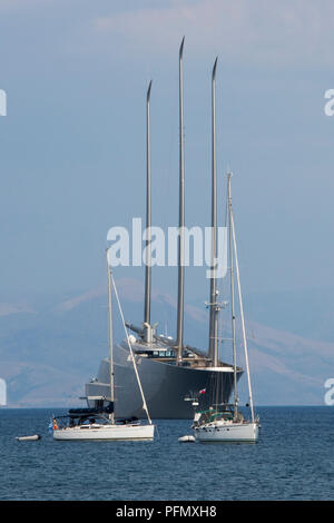 Yacht à un amarré ou ancré dans la baie au large de Kerkyra à Corfou administré par le milliardaire russe Andrey Melnichenko Igorevich. Banque D'Images