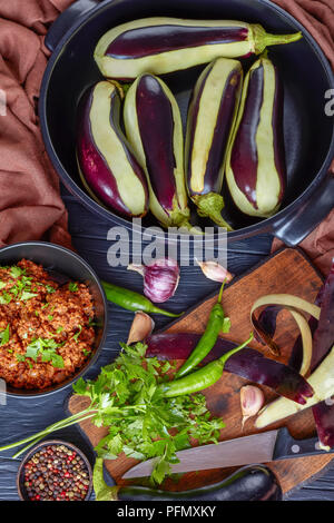 Ingrédients pour la cuisson des aubergines, aubergines farcies - Ragoût de viande de boeuf haché, tomates et oignons et des aubergines dans un plat allant au four et sur Banque D'Images