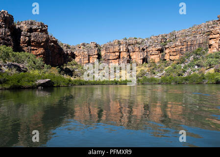 L'Australie, Australie occidentale, Kimberley Coast, Koolama Bay. Réflexions de red rock typique le long de la rivière King George. Banque D'Images