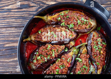 - Karniyarik, Aubergines Aubergines farcies avec du boeuf haché et de légumes cuits avec de la sauce tomate dans un plat allant au four, cuisine turque, vue horizontale Banque D'Images