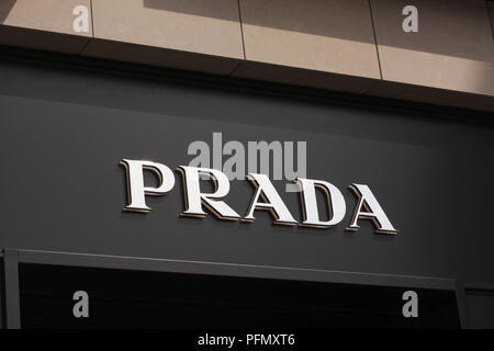 Copenhague, Danemark - 17 août 2018 : le logo Prada sur le devant stocker dans rue commerçante. Prada est une marque de mode de renommée mondiale fondée en Italie. Banque D'Images