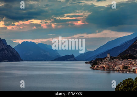 Malcesine sur le lac de Garde au coucher du soleil Banque D'Images