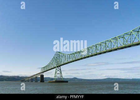 L'Astoria Megler Pont sur le fleuve Columbia vu de Astoria waterfront, côte de l'Oregon, US Route 101, USA. Banque D'Images