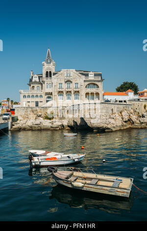 Promenade en bord de mer avec un vieux palais emblématique Seixas et bâtiment abandonné, et Praia da Ribeira beach ou sur la plage Praia dos Pescadores de Cascais, en bord de mer Banque D'Images